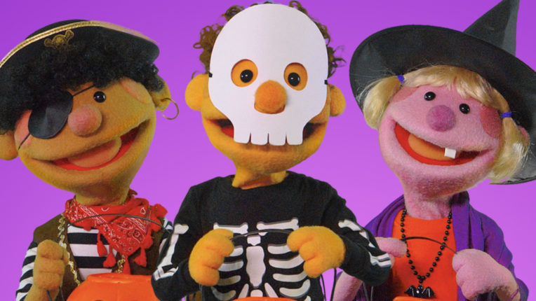 This Is The Way We Trick Or Treat | featuring The Super Simple Puppets